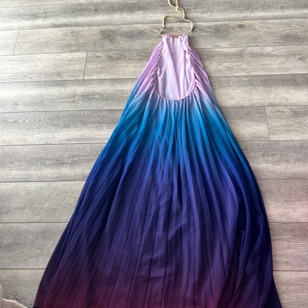 Gorgeous open back flowy maxi dress - Picture 2 of 2